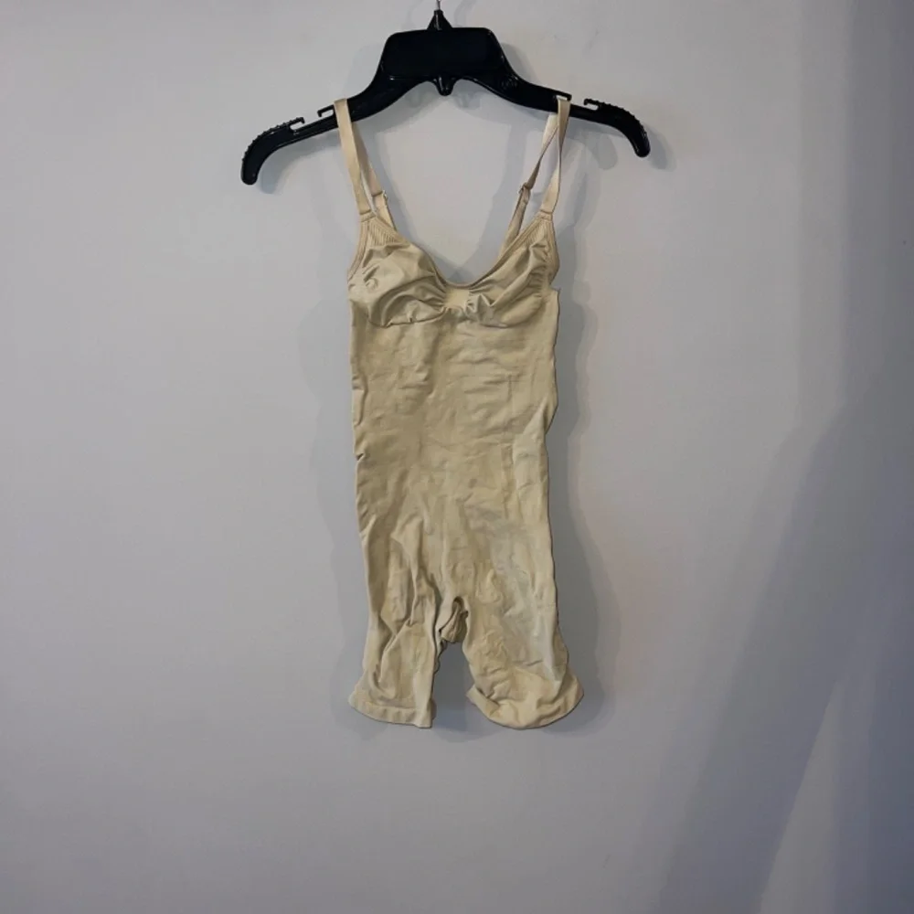 SKIMS SEAMLESS SCUPLT MID THIGH BODYSUIT CLAY BEIGE SMALL NEW WIT